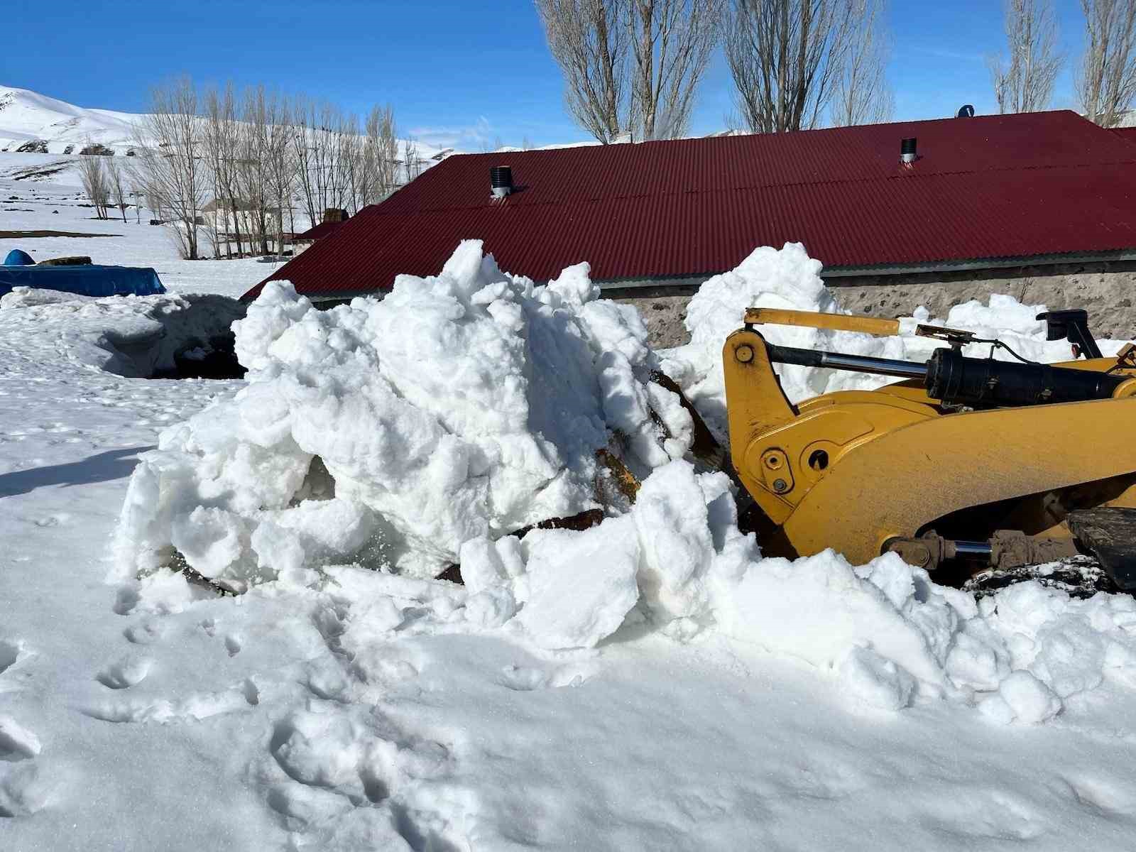 Erzurum’da karla mücadele devam ediyor
