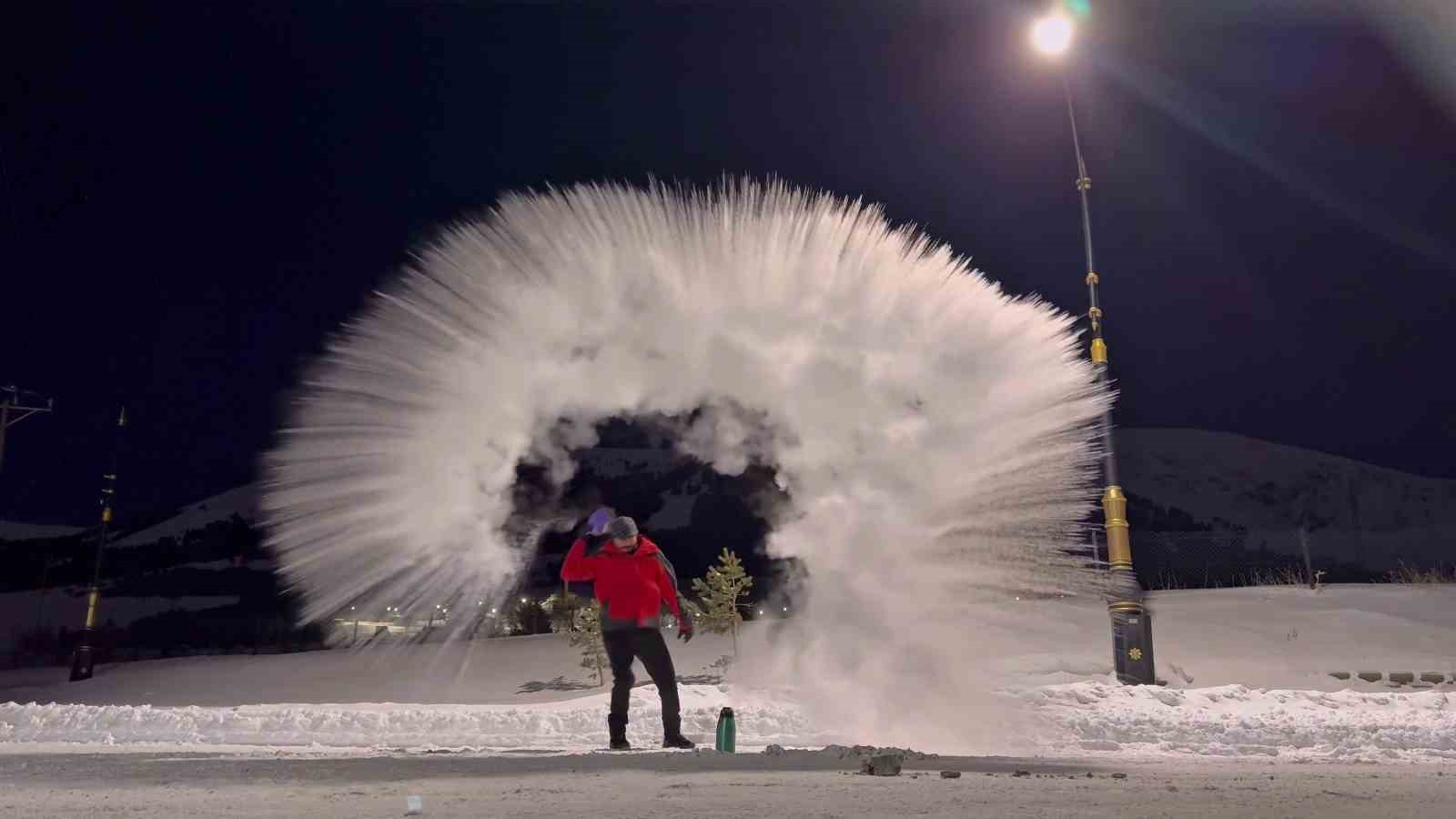 Erzurum’da kaynar su havada dondu
