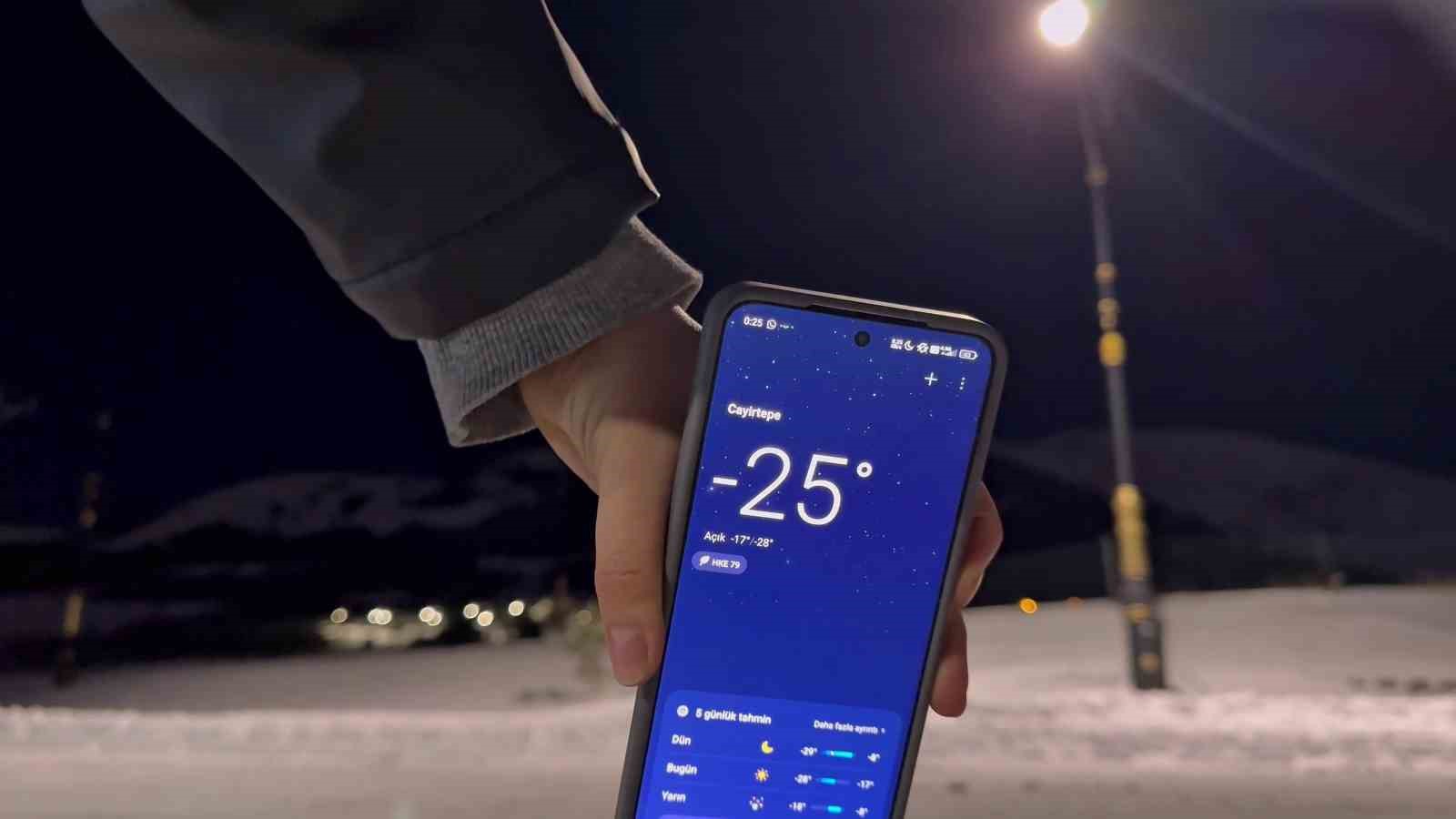 Erzurum’da kaynar su havada dondu
