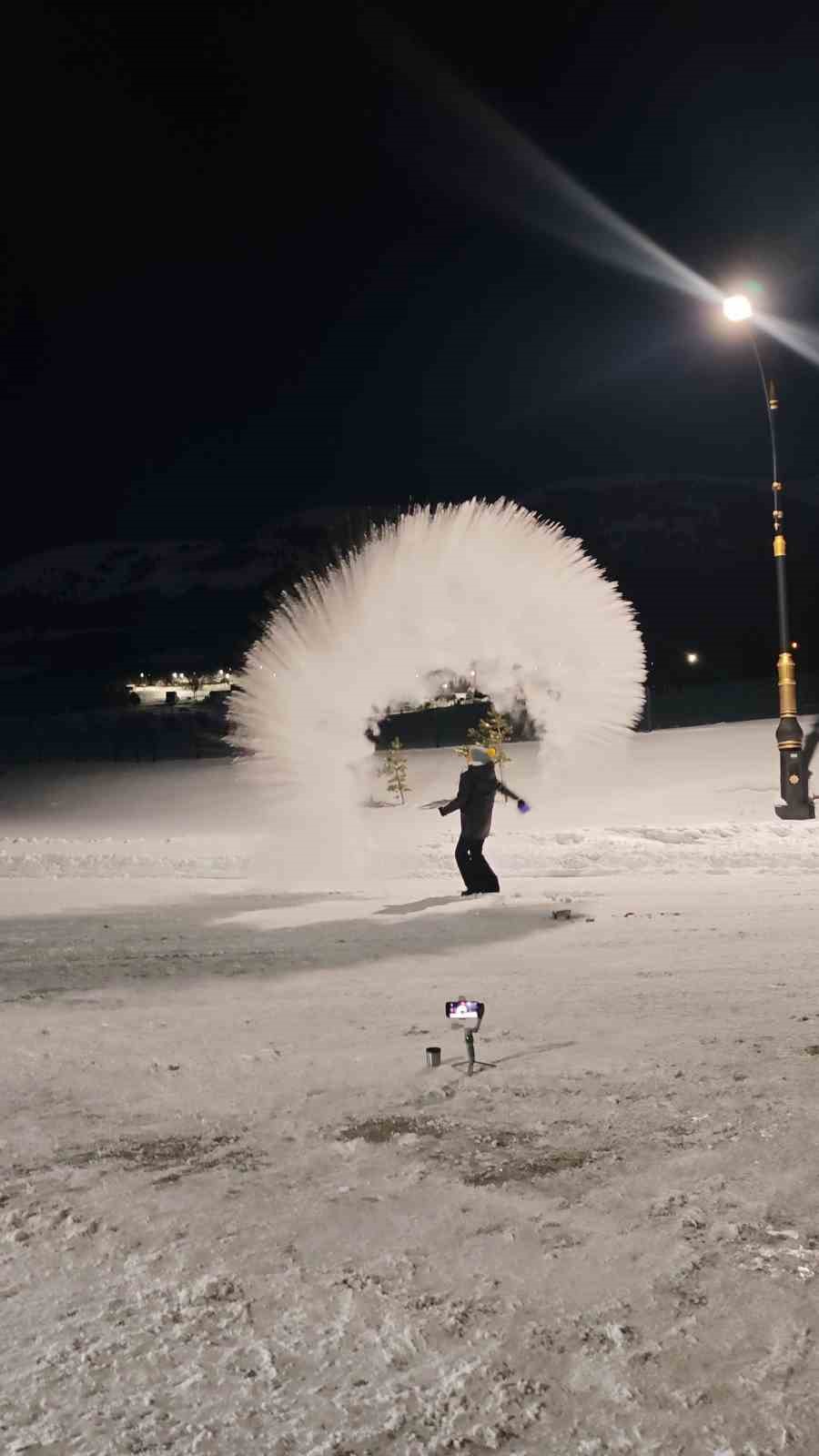 Erzurum’da kaynar su havada dondu
