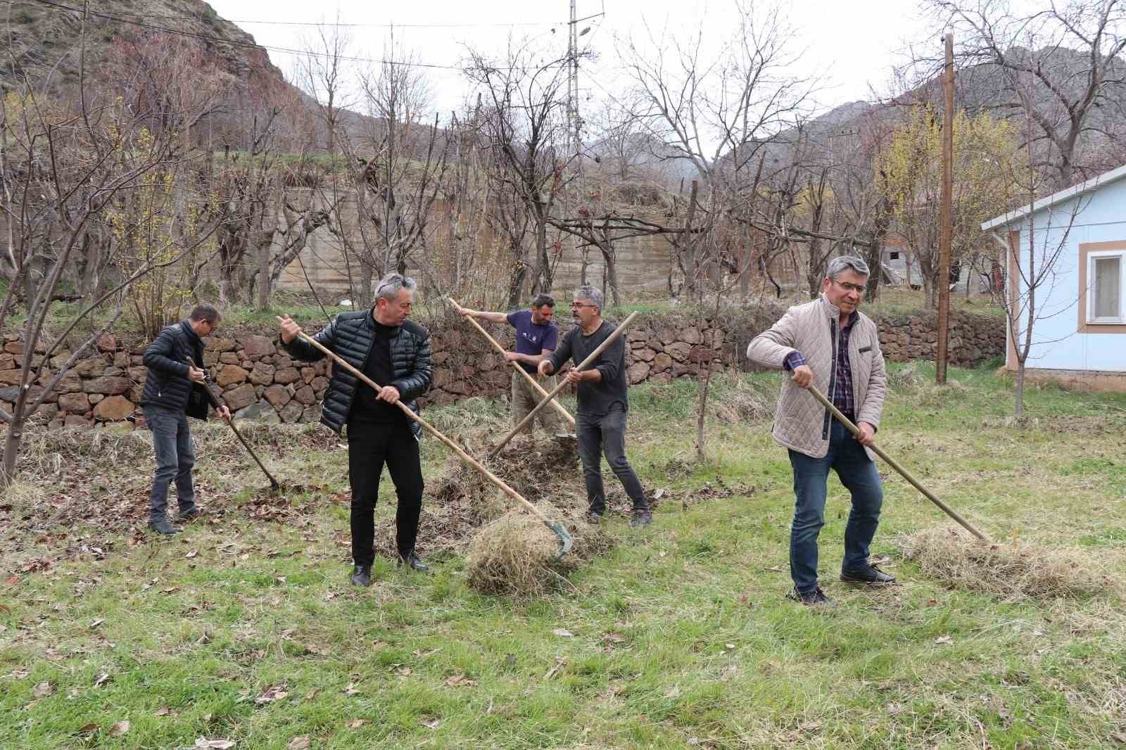 Erzurum’da köylerde bahçe bakım çalışmaları başladı
