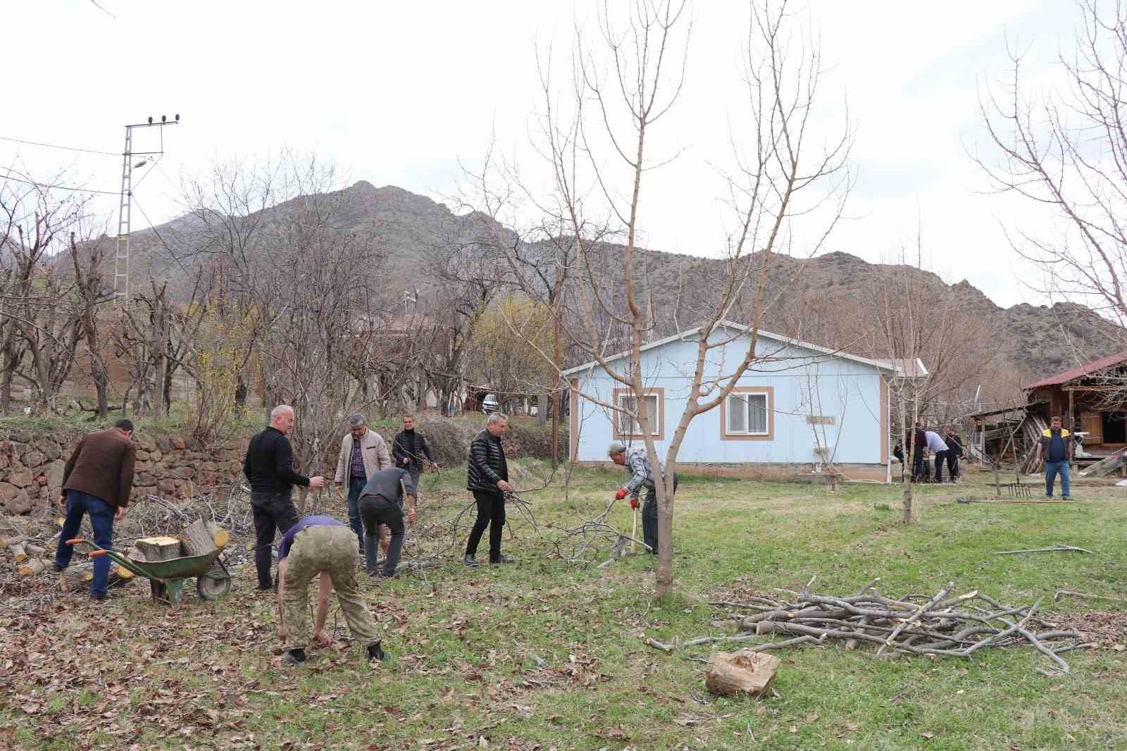 Erzurum’da köylerde bahçe bakım çalışmaları başladı
