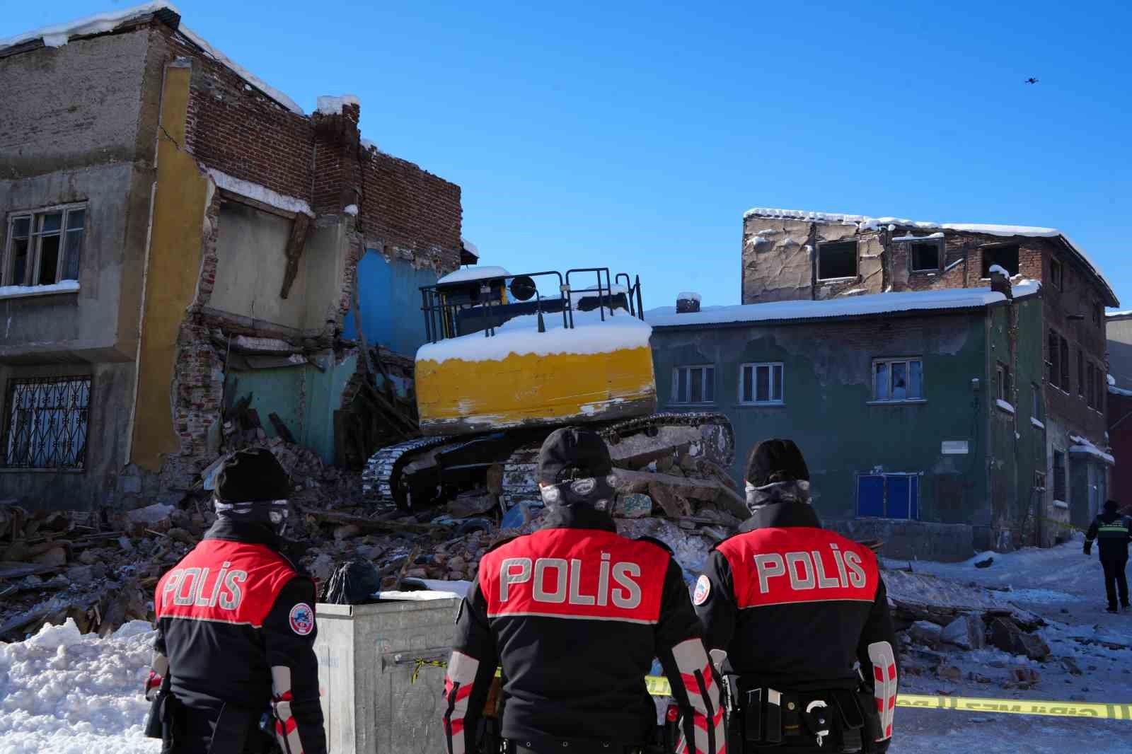 Erzurum’da metruk binalar yıkılıyor
