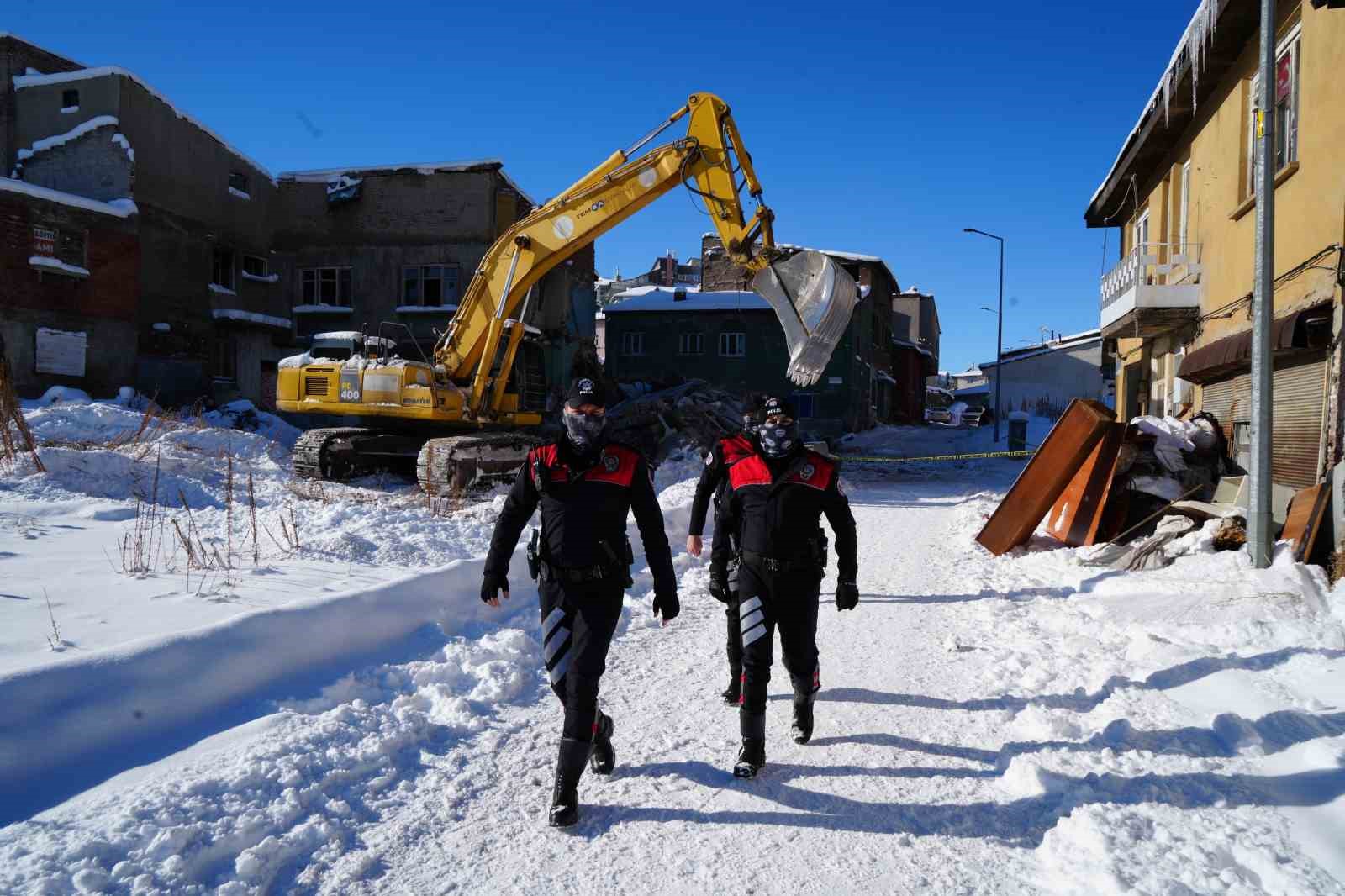 Erzurum’da metruk binalar yıkılıyor
