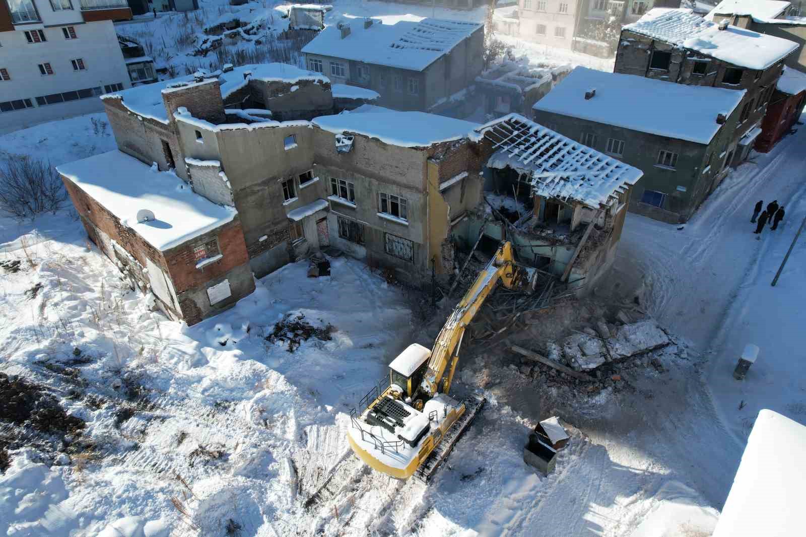 Erzurum’da metruk binalar yıkılıyor
