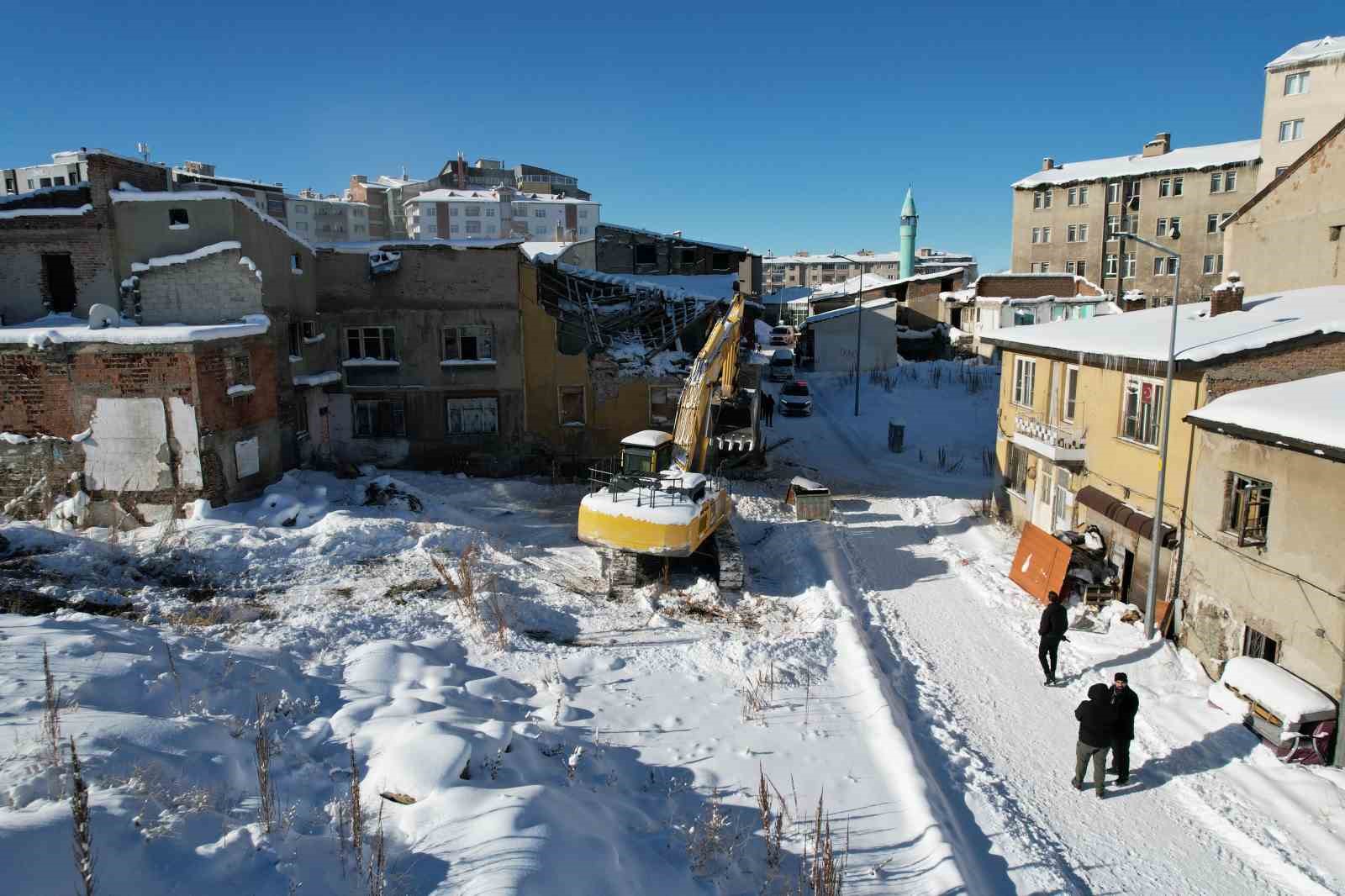 Erzurum’da metruk binalar yıkılıyor
