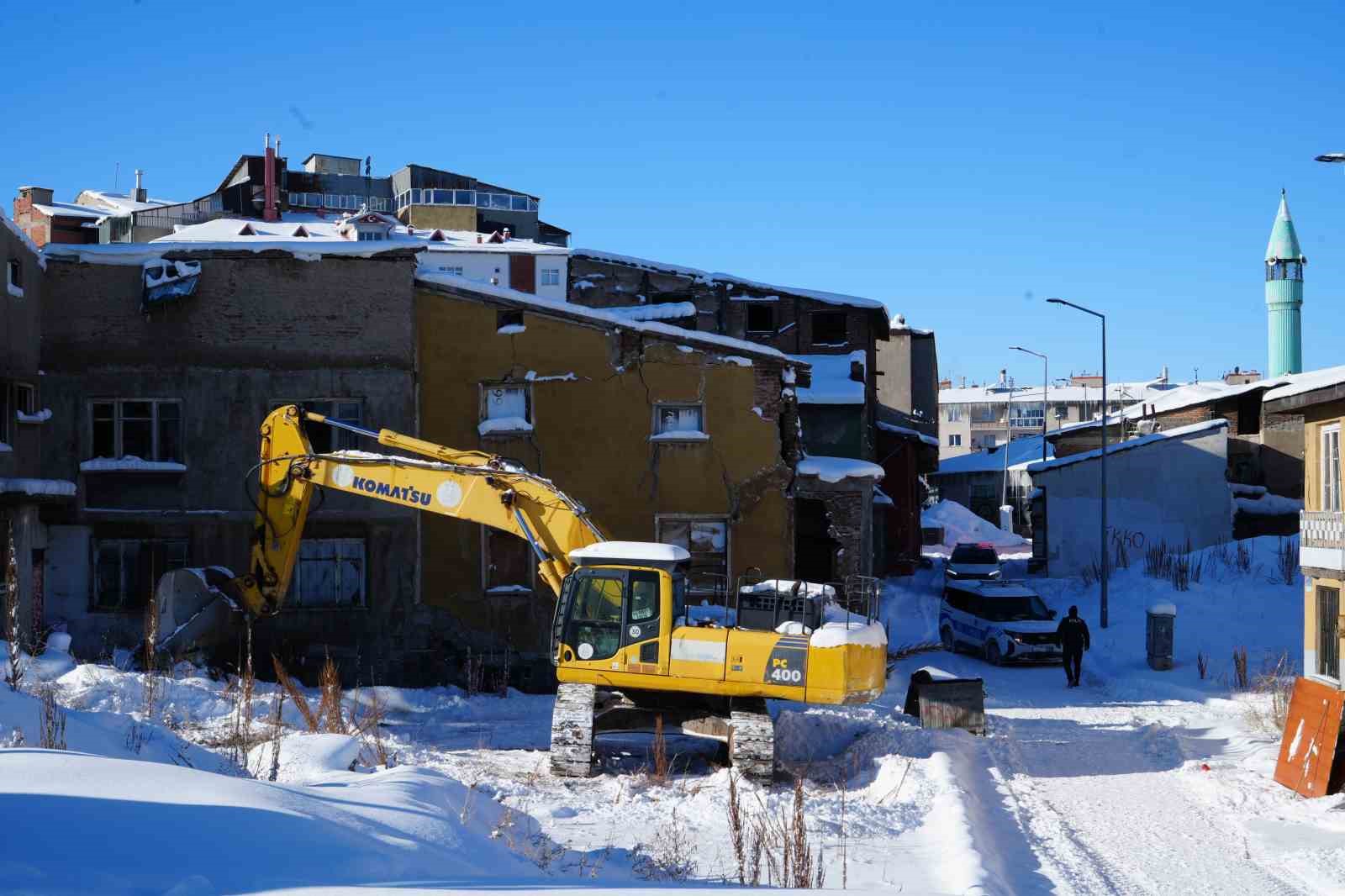 Erzurum’da metruk binalar yıkılıyor
