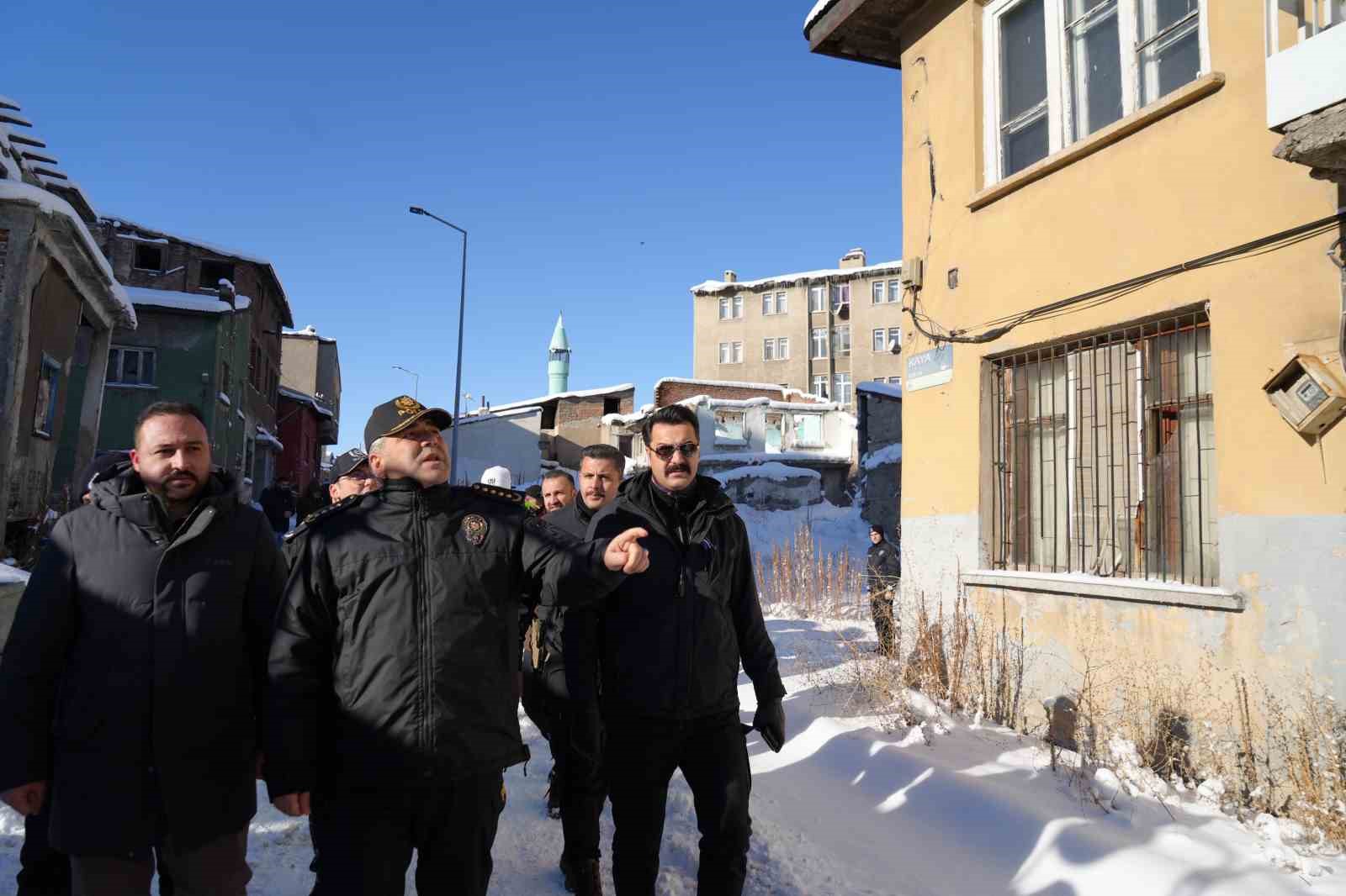 Erzurum’da metruk binalar yıkılıyor
