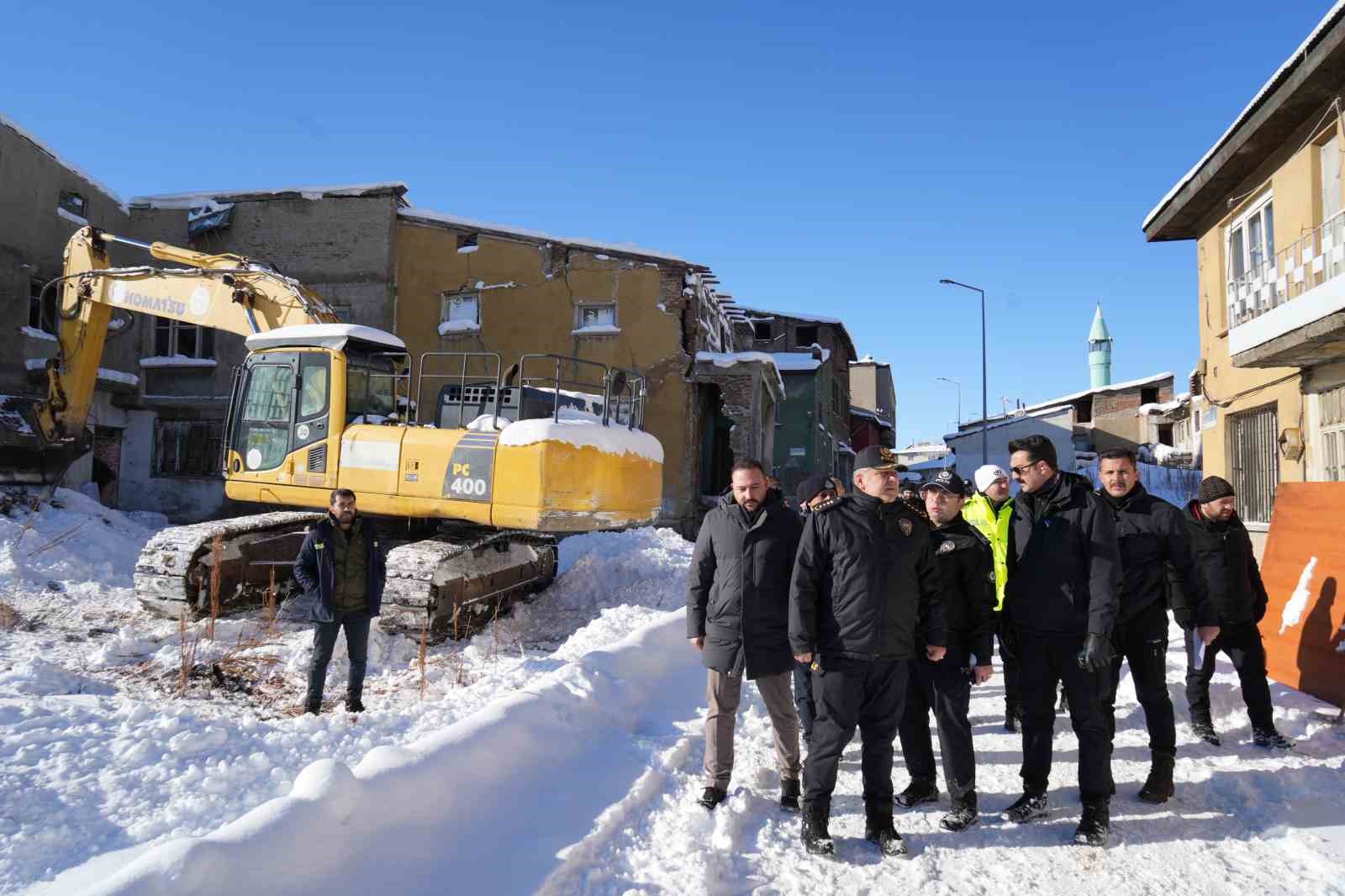 Erzurum’da metruk binalar yıkılıyor
