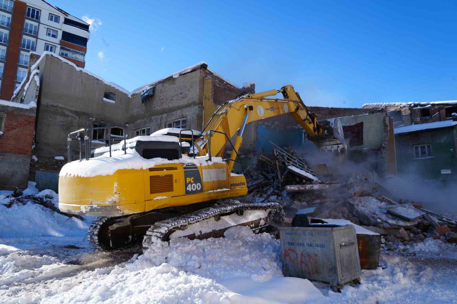 Erzurum’da metruk binalar yıkılıyor
