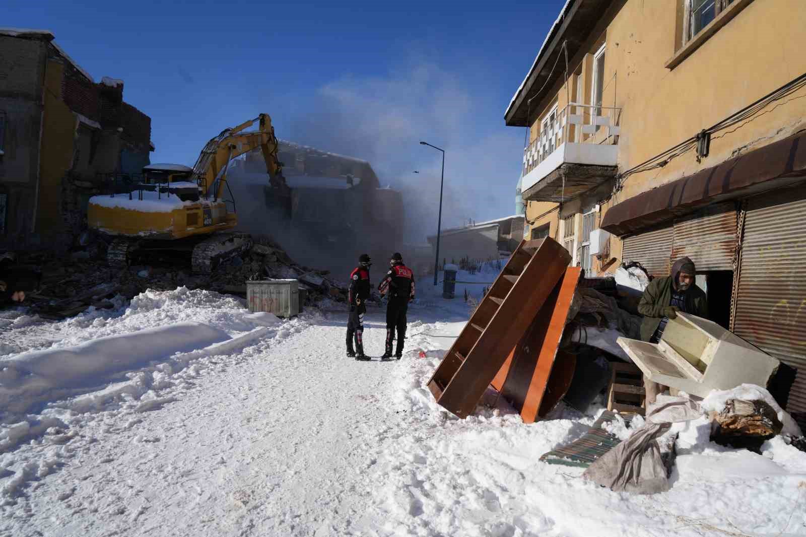 Erzurum’da metruk binalar yıkılıyor
