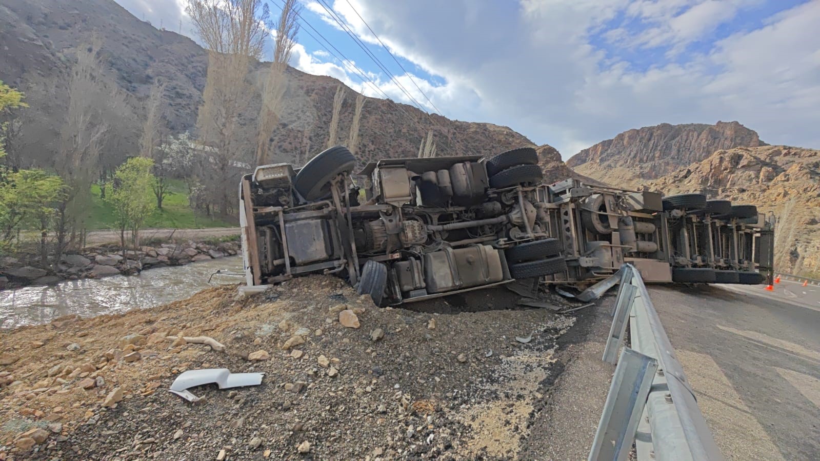 Erzurum’da "Ölüm Virajı"nda yine kaza: Facianın eşiğinden dönüldü
