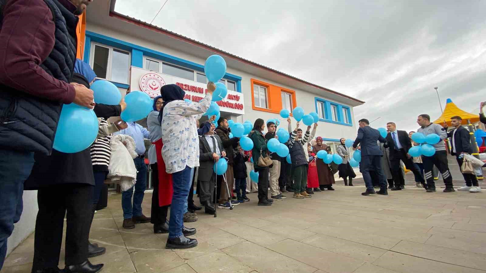 Erzurum’da otizm farkındalığı için mavi balonlar gökyüzüne bırakıldı

