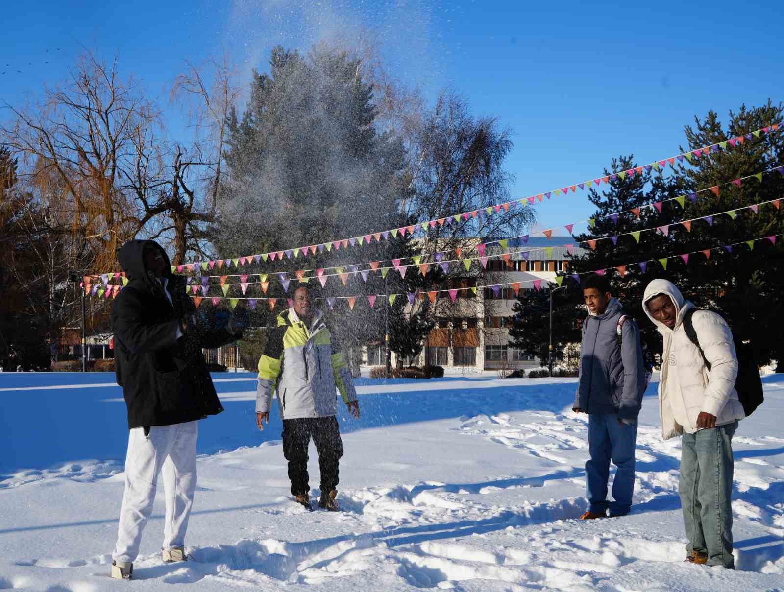 Erzurum’da siyah ile beyazın buluşması
