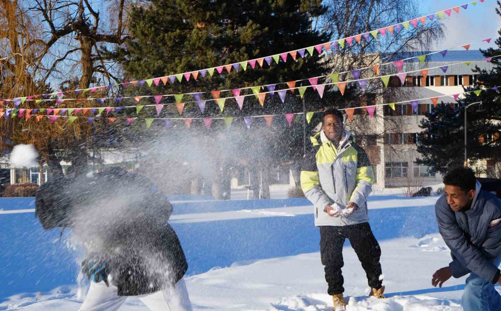 Erzurum’da siyah ile beyazın buluşması
