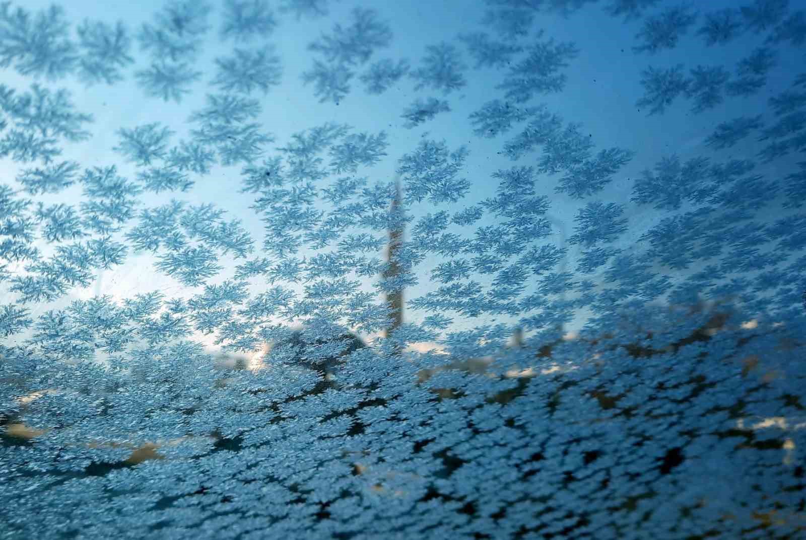 Erzurum’da soğuklar etkili oluyor; Çeşme ve şadırvanlar dondu
