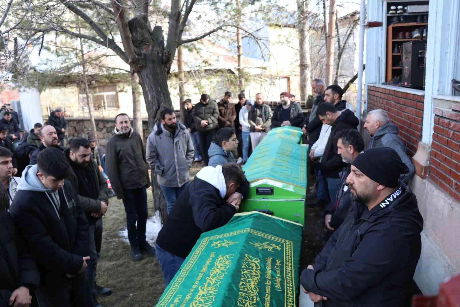 Erzurum’da trafik kazasında vefat eden iki kardeş ve bir arkadaşa hüzünlü veda

