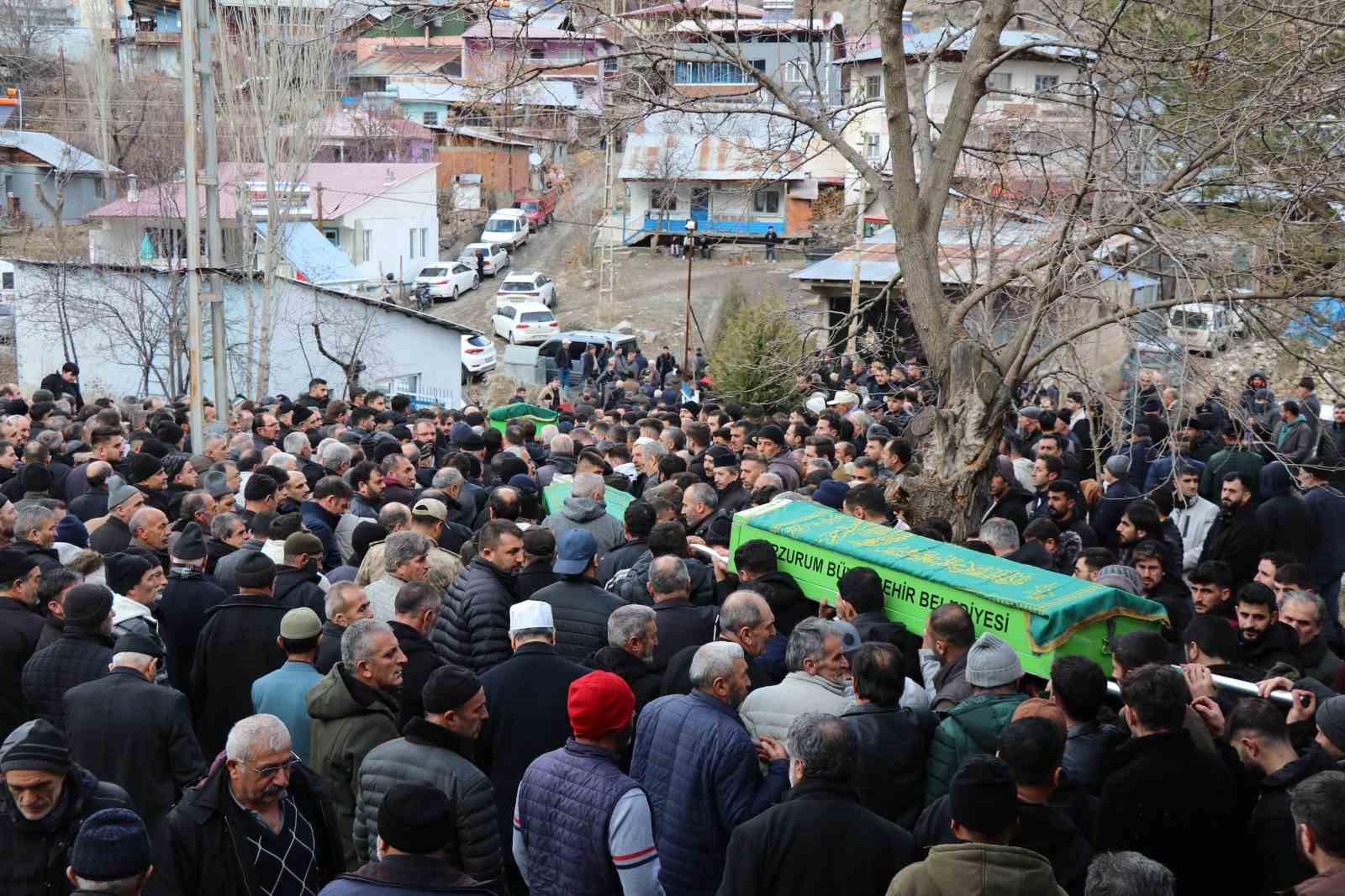Erzurum’da trafik kazasında vefat eden iki kardeş ve bir arkadaşa hüzünlü veda
