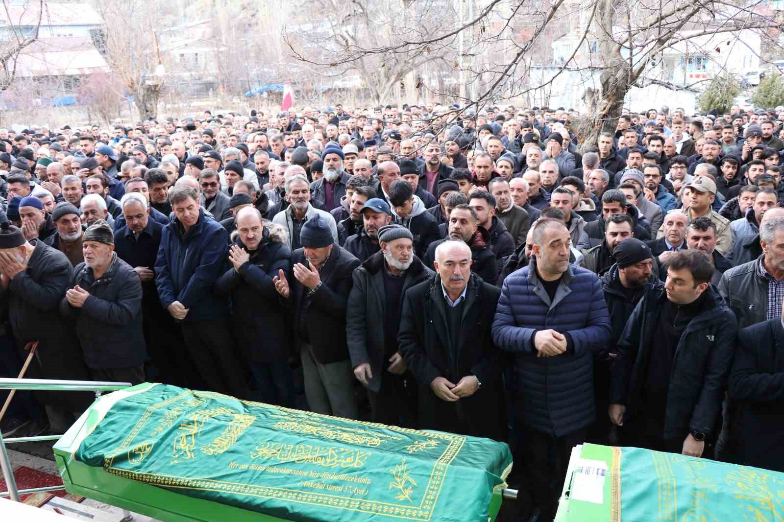 Erzurum’da trafik kazasında vefat eden iki kardeş ve bir arkadaşa hüzünlü veda
