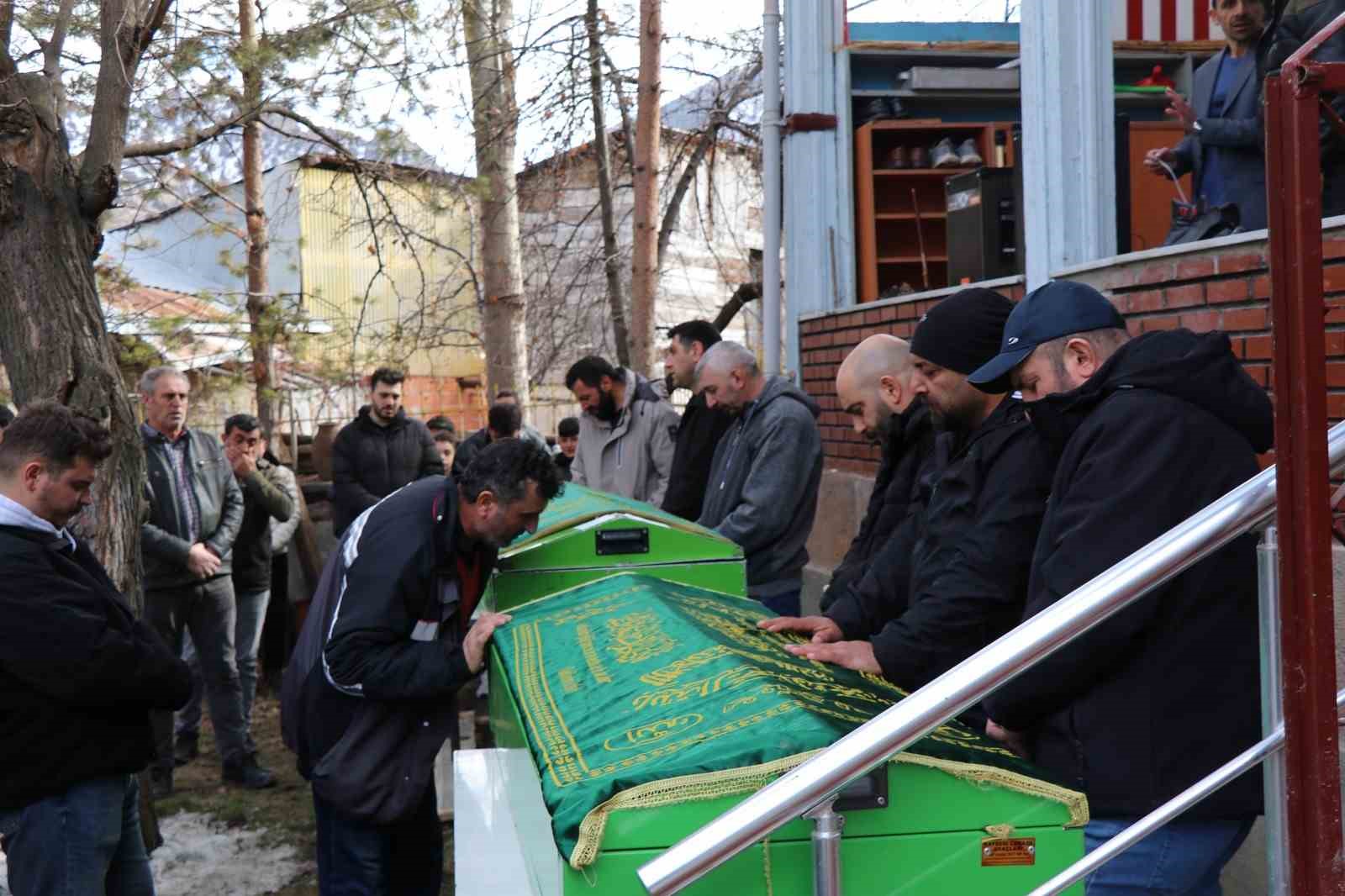 Erzurum’da trafik kazasında vefat eden iki kardeş ve bir arkadaşa hüzünlü veda
