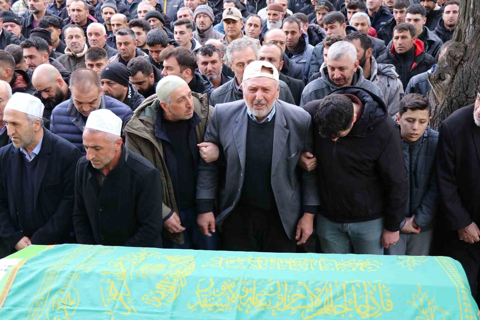 Erzurum’da trafik kazasında vefat eden iki kardeş ve bir arkadaşa hüzünlü veda
