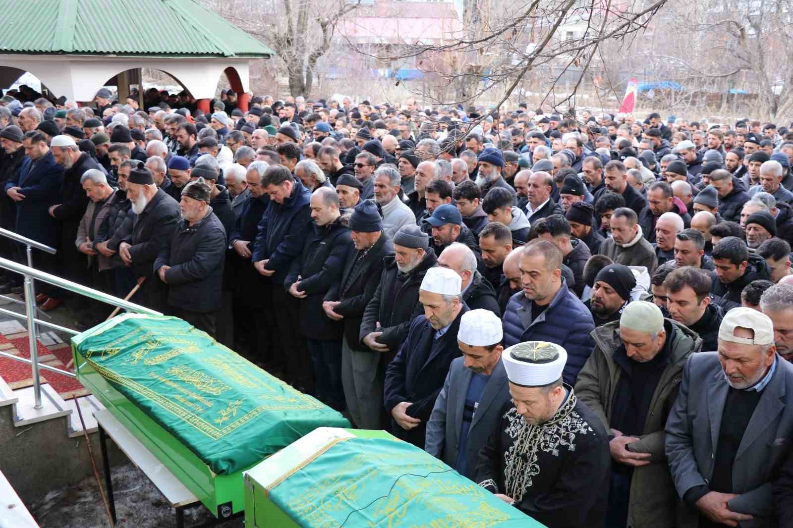 Erzurum’da trafik kazasında vefat eden iki kardeş ve bir arkadaşa hüzünlü veda
