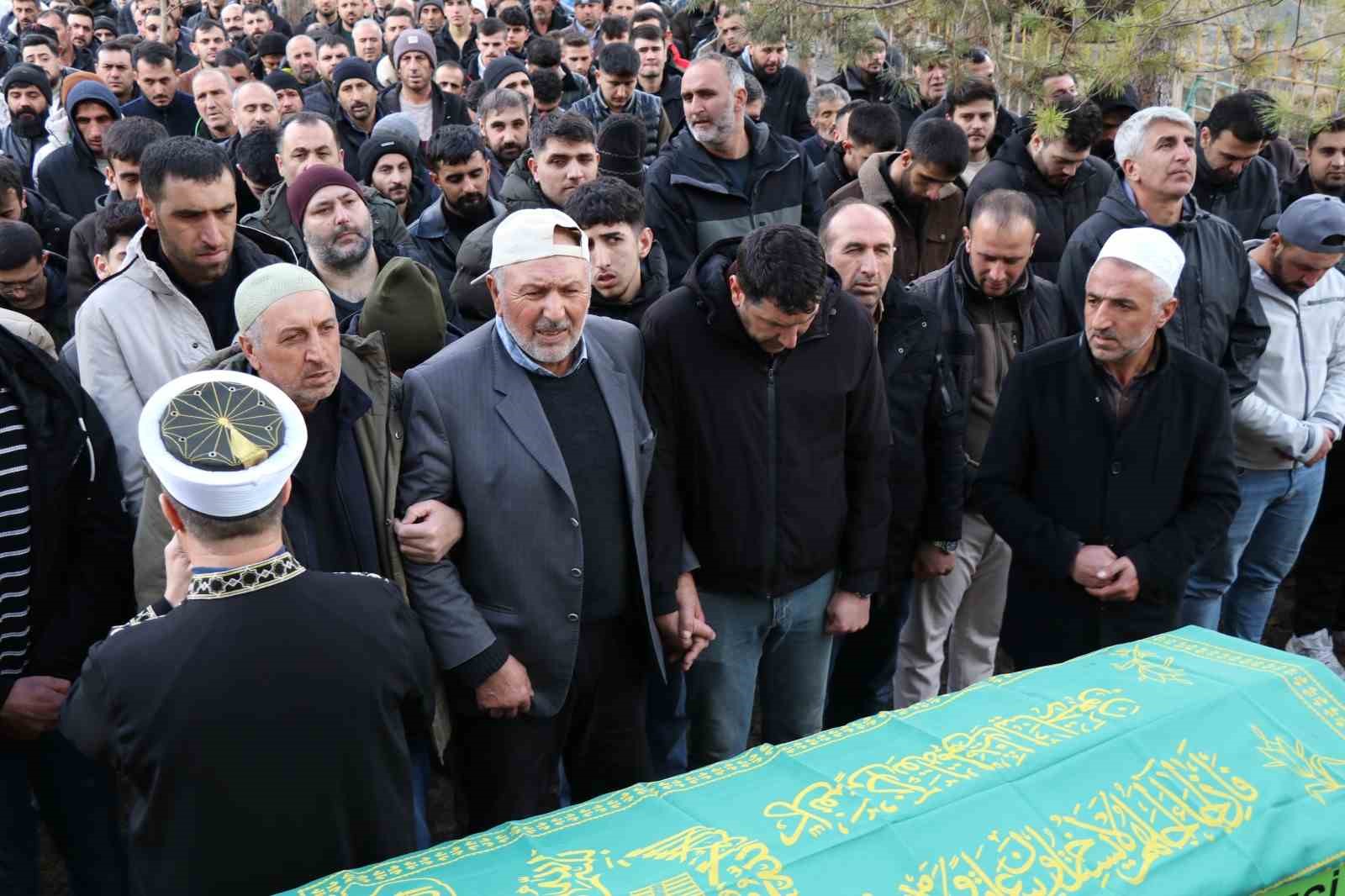 Erzurum’da trafik kazasında vefat eden iki kardeş ve bir arkadaşa hüzünlü veda
