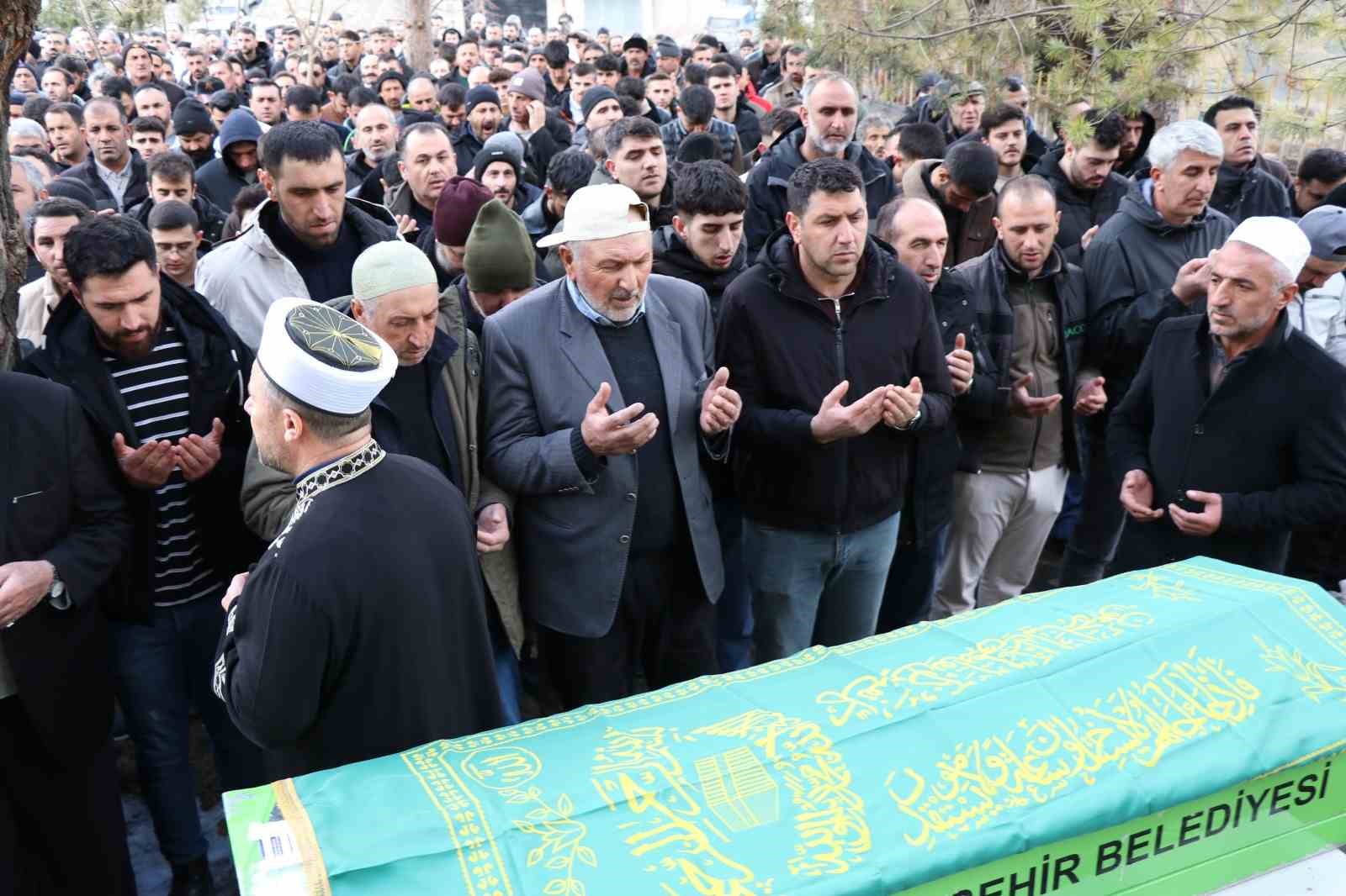 Erzurum’da trafik kazasında vefat eden iki kardeş ve bir arkadaşa hüzünlü veda
