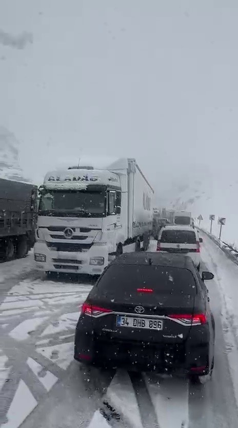 Erzurum’da ulaşıma kar engeli
