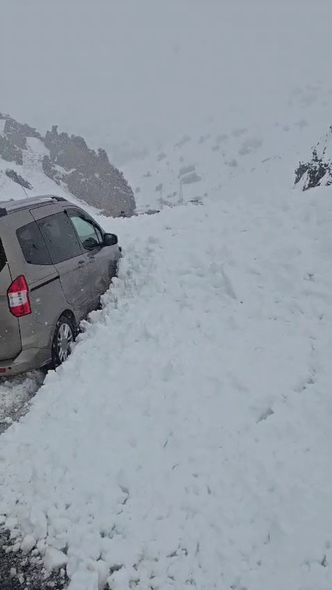Erzurum’da yola çığ düştü

