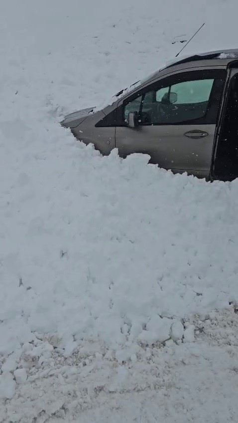 Erzurum’da yola çığ düştü
