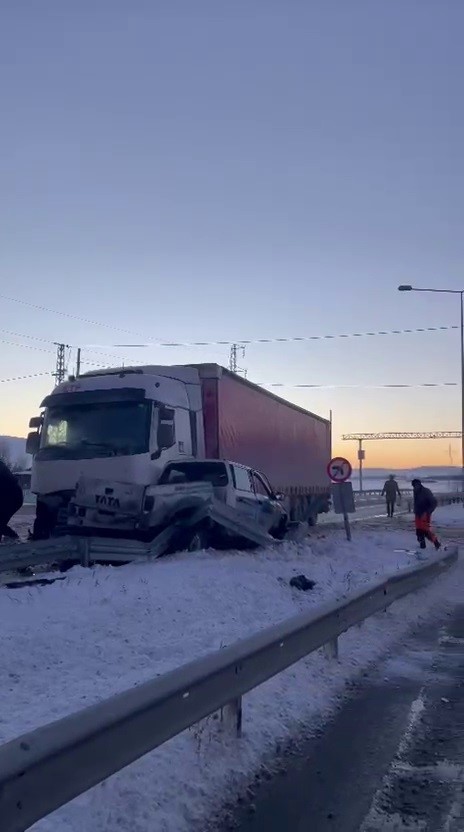 Erzurum’da yollardaki buzlanma trafik kazalarına neden oldu
