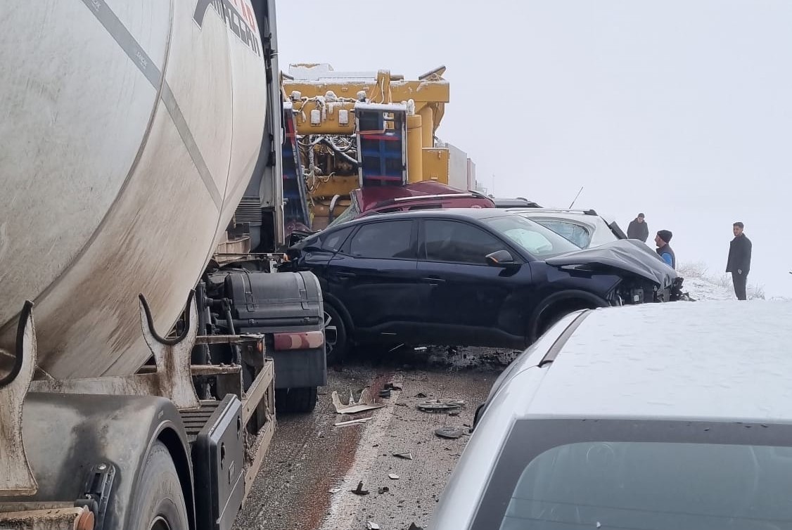 Erzurum’da zincirleme kazada can pazarı yaşandı: 8 ağır yaralı
