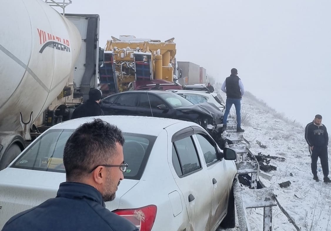 Erzurum’da zincirleme kazada can pazarı yaşandı: 8 ağır yaralı
