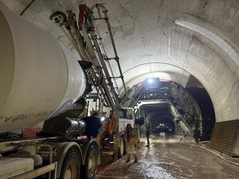 Erzurum’daki dört dev tünel projesinde kritik eşik: Açılış tarihleri belli oldu
Erzurum’daki dört dev tünel projesinde kritik eşik: Açılış tarihleri belli oldu