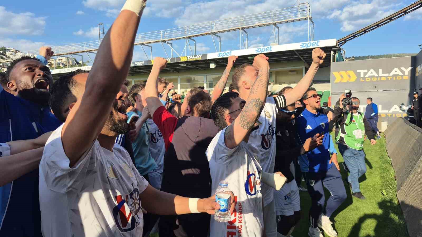 Erzurumspor FK maçtan sonra şampiyonluğunu kutladı
