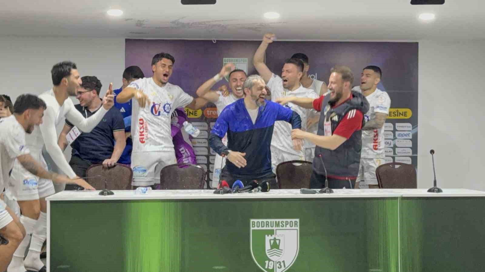 Erzurumspor FK oyuncuları basın toplantısını basıp kutlama yaptı
