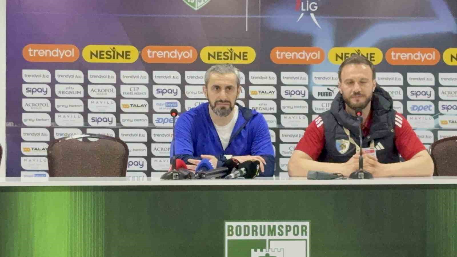 Erzurumspor FK oyuncuları basın toplantısını basıp kutlama yaptı
