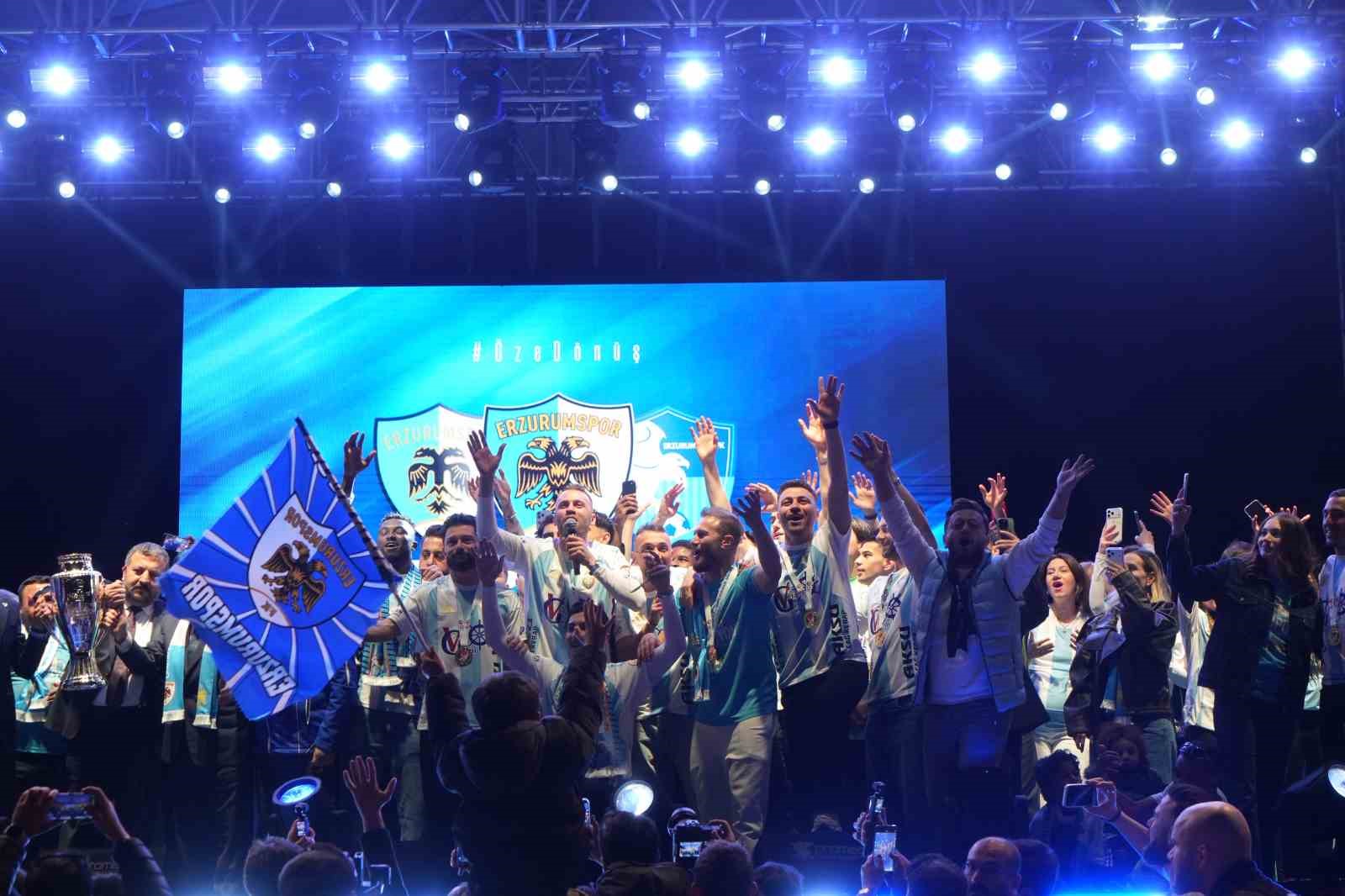 Erzurumspor FK şampiyonluk kupasını aldı
