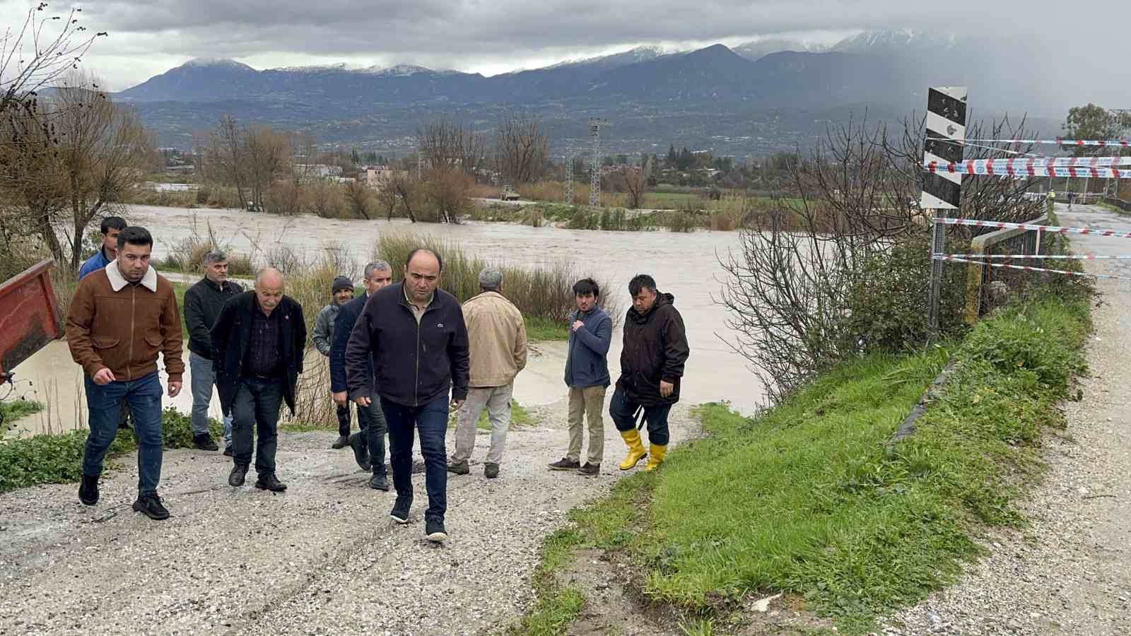 Eşen Çayı taştı, tarım arazileri ve hayvan barınağı sular altında kaldı
