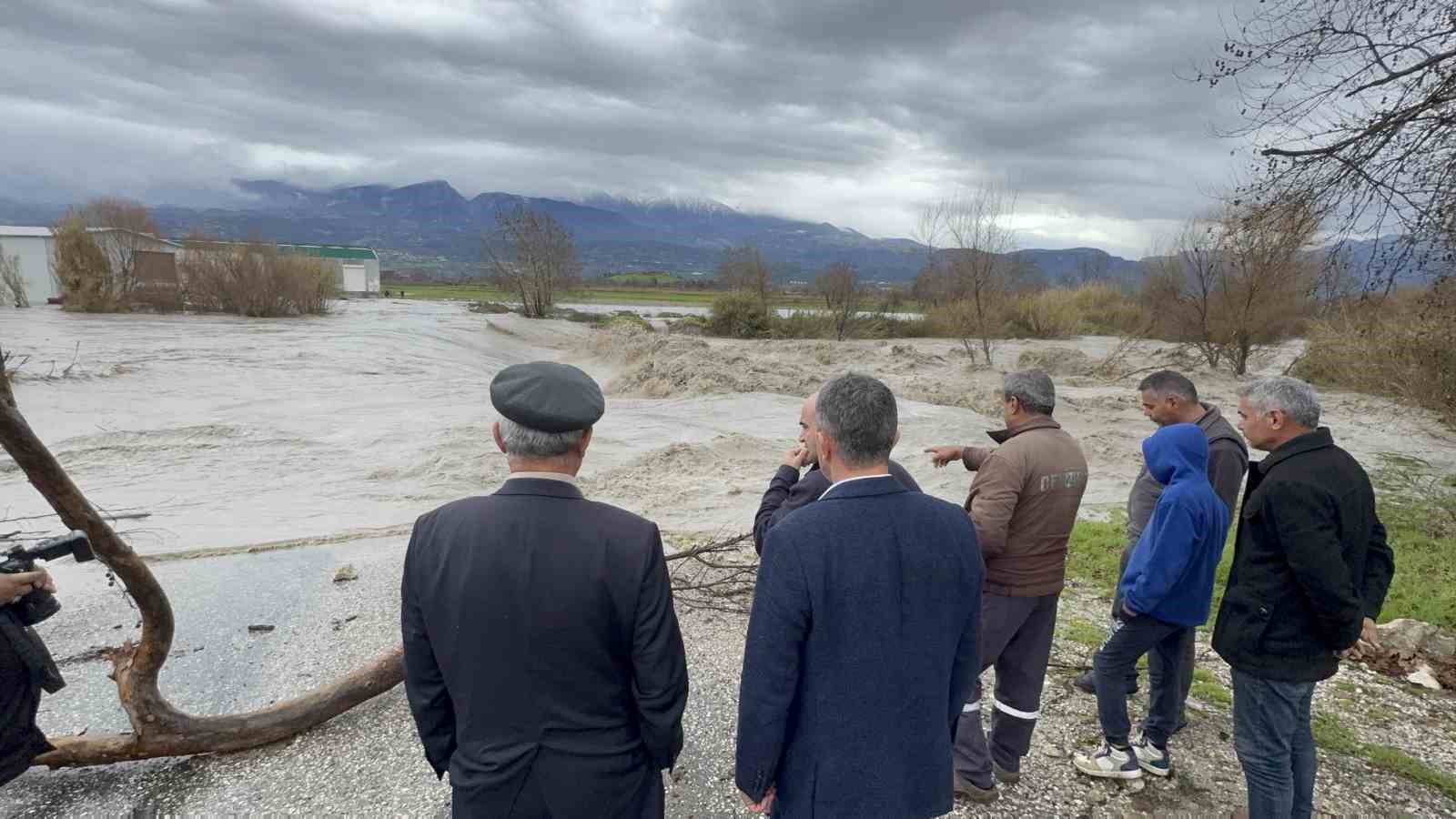 Eşen Çayı taştı, tarım arazileri ve hayvan barınağı sular altında kaldı
