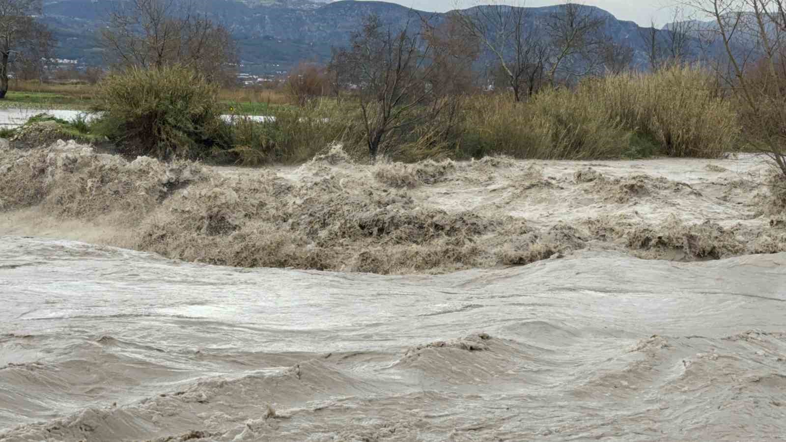 Eşen Çayı taştı, tarım arazileri ve hayvan barınağı sular altında kaldı
