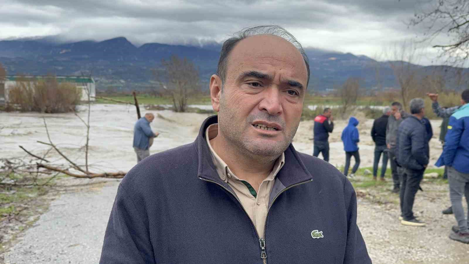 Eşen Çayı taştı, tarım arazileri ve hayvan barınağı sular altında kaldı
