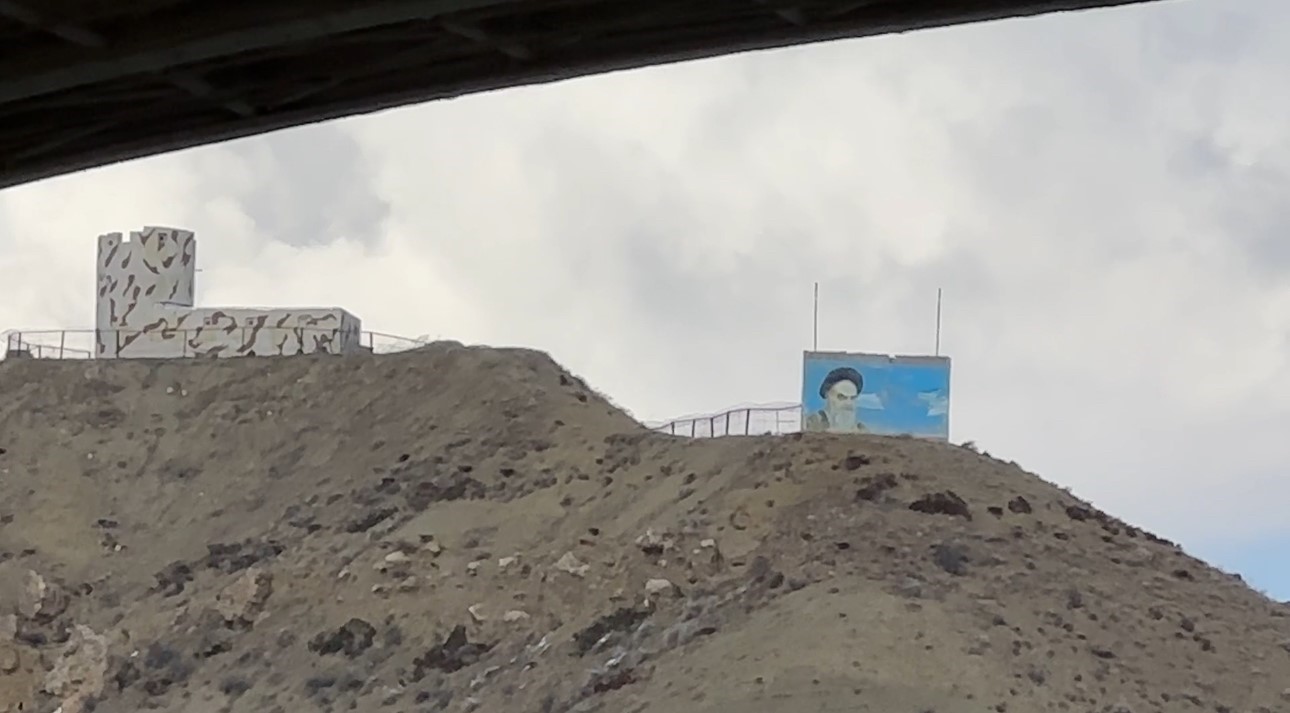 Esendere Sınır Kapısı’nda kısıtlama: İran tarafında dev siyah bayrak dikkat çekti
