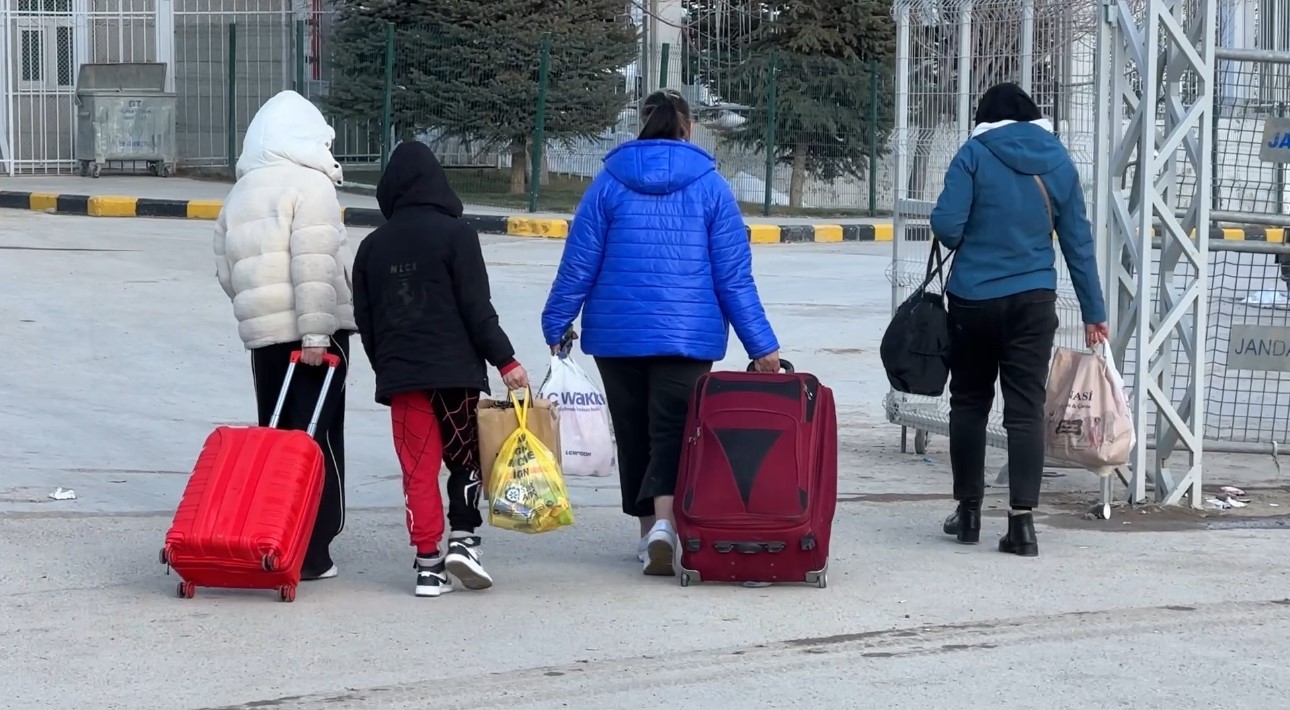 Esendere Sınır Kapısı’nda kısıtlama: İran tarafında dev siyah bayrak dikkat çekti
