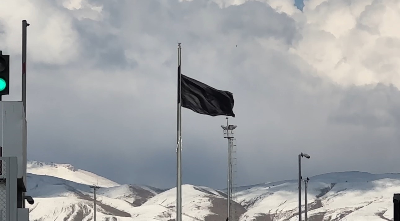 Esendere Sınır Kapısı’nda kısıtlama: İran tarafında dev siyah bayrak dikkat çekti
