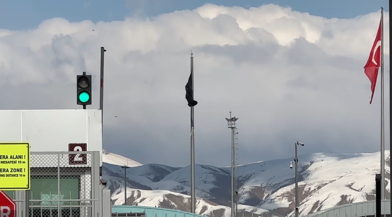 Esendere Sınır Kapısı’nda kısıtlama: İran tarafında dev siyah bayrak dikkat çekti
