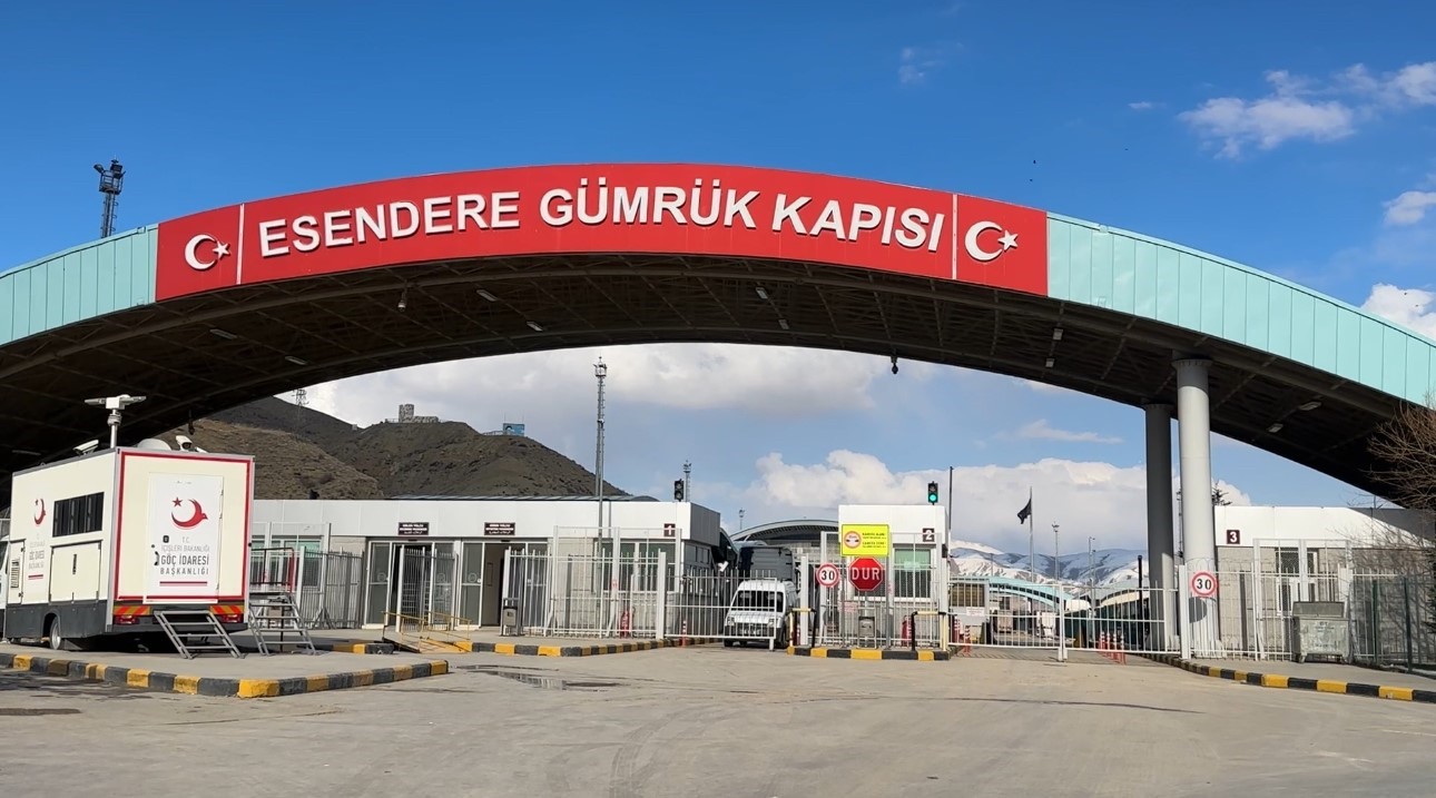 Esendere Sınır Kapısı’nda kısıtlama: İran tarafında dev siyah bayrak dikkat çekti
