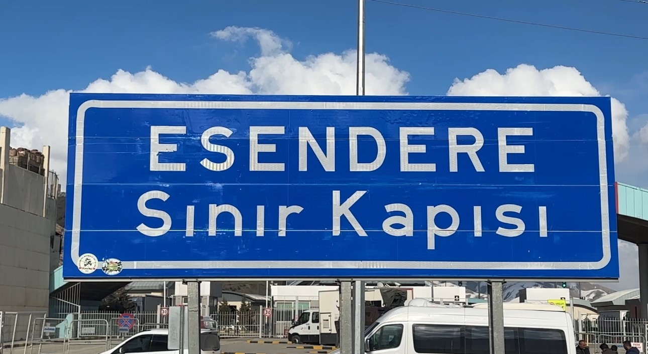 Esendere Sınır Kapısı’nda kısıtlama: İran tarafında dev siyah bayrak dikkat çekti
