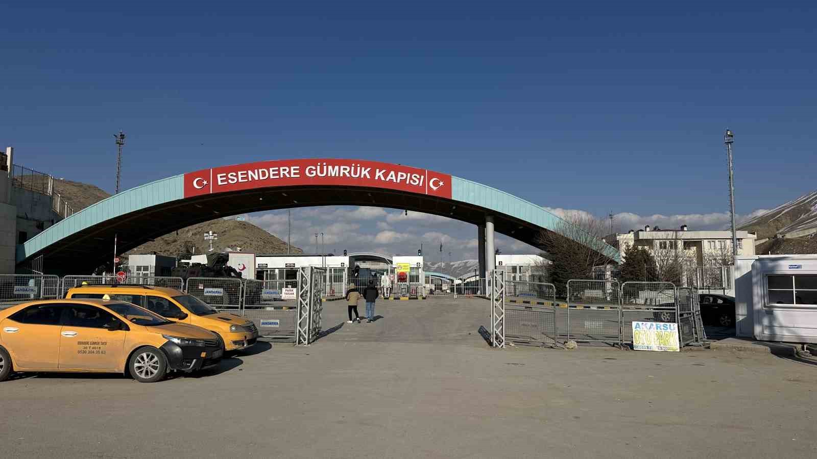 Esendere Sınır Kapısı’nda sessiz bekleyiş
